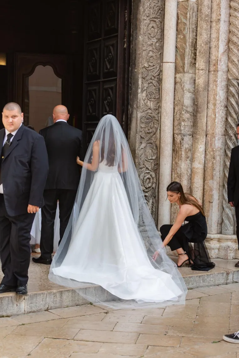 Dominik Livaković i Helena Matić izrekli sudbonosno 'da': Skupila se elita, mladenka blistala u vjenčanici s dubokim prorezom