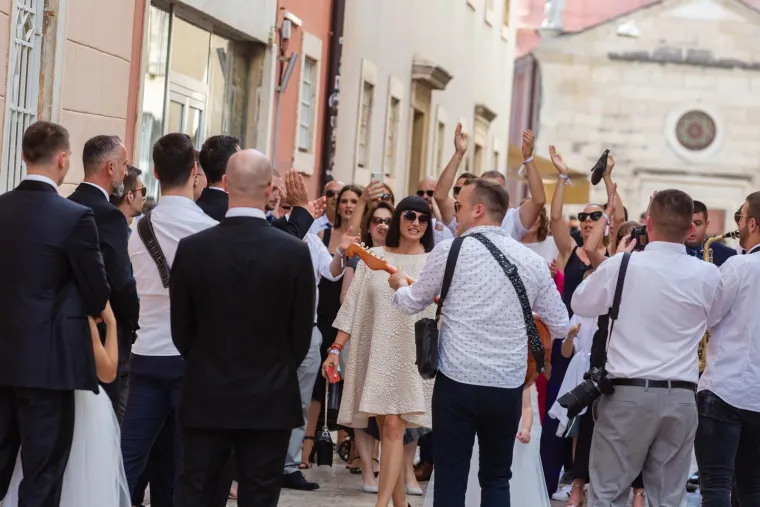 Dominik Livaković i Helena Matić izrekli sudbonosno 'da': Skupila se elita, mladenka blistala u vjenčanici s dubokim prorezom