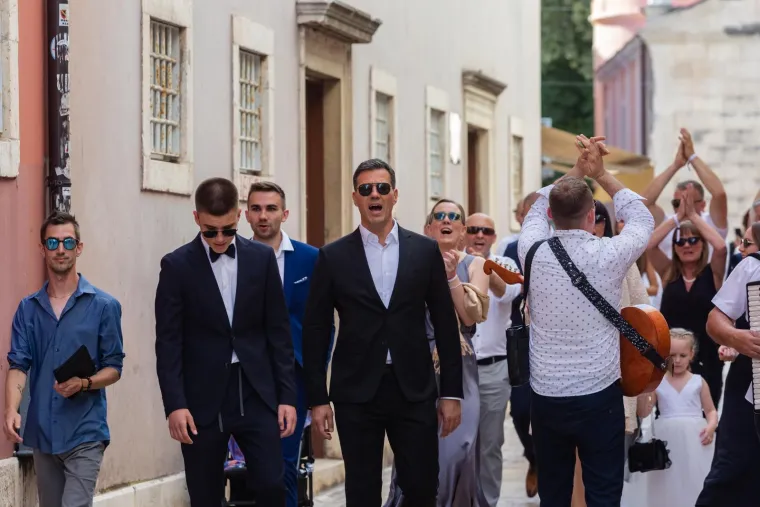 Dominik Livaković i Helena Matić izrekli sudbonosno 'da': Skupila se elita, mladenka blistala u vjenčanici s dubokim prorezom