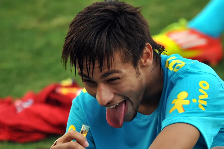 Jedan od najpoznatijih nogometa&scaron;a na svijetu je Neymar. Ovaj je Brazilac jedan od najatraktivnijih igrača na terenu, svojim potezima izbacuje protivničke obrane i neumorljivo zabija golove. Međutim,  Neymar je ogromna ličnost izvan terena i zbog svoje karizme od samog početka ima status superzvijezde. U njegovim ranim danima, dok je jo&scaron; bio u brazilskom Santosu, nosio je ovu 'mullet' frizuru.