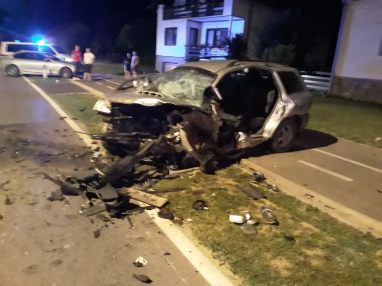Teška prometna nesreća u Valpovu: Automobili potpuno smrskani, poginuo je muškarac