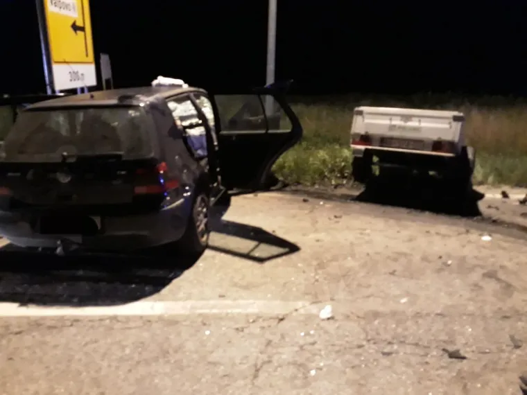 Teška prometna nesreća u Valpovu: Automobili potpuno smrskani, poginuo je muškarac