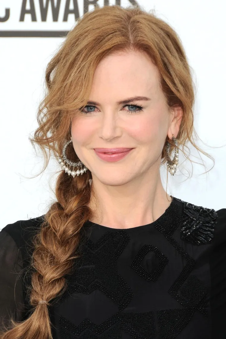 Zanimljivo, sve tri bivše supruge Toma Cruise - i Mimi Rogers i Nicole Kidman i Katie Holmes postale su mu bivše supruge kada su napunile 33 godine. Neki sugeriraju da bi to moglo imati neke veze s 33 kao nesretnim brojem. Prema New York Daily Newsu, 33 je značajan broj u scijentologiji i poznat je kao &apos;Majstorski učitelj&apos;, a simbolizira altruizam.