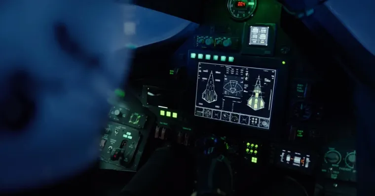 Zrakoplov se na početku filma pojavljuje kroz Cruiseov lik Pete &quot;Maverick&quot; Mitchell kao probni pilot za američku mornaricu. 