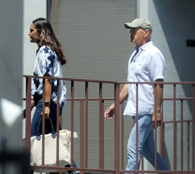 Bruce Willis snimljen u šetnji sa suprugom tri mjeseca nakon objave o bolesti i kraja karijere
