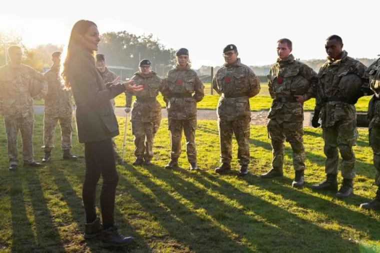 Na nedavno objavljenim fotografijama Kate se može vidjeti nasmijana dok su ju testirali kroz brojne vježbe. Može se vidjeti kako sjedi u kabini, kao i kako pomaže u popravljanju nekih strojeva. U budućnosti planira posjetiti i Kraljevsku mornaricu i Kraljevsko ratno zrakoplovstvo.