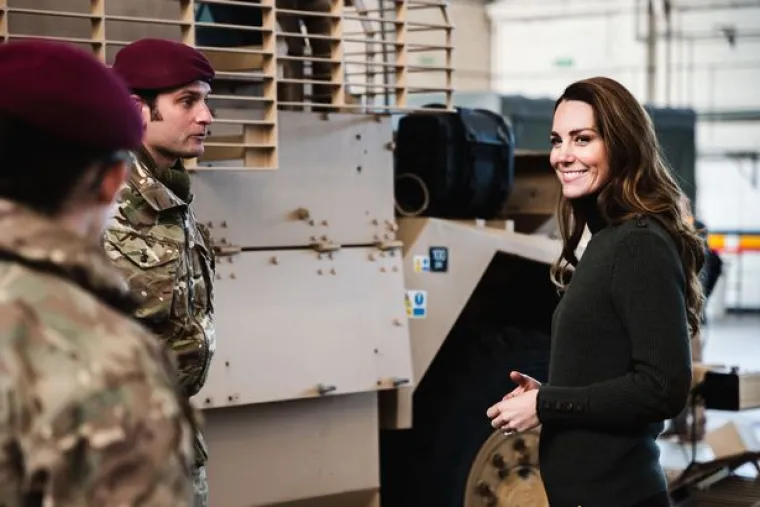 U tvitu sa službenog računa vojvode i vojvotkinje od Cambridgea, Kate je rekla: &quot;Danas na Dan oružanih snaga, William i ja želimo odati počast hrabrim muškarcima i ženama, prošlim i sadašnjim, koji služe u svim našim oružanim snagama, u moru, na kopnu i u zraku, ovdje u Velikoj Britaniji i diljem svijeta. Hvala vam za sve što ste se vi i vaše obitelji žrtvovali da nas sačuvate.&quot;