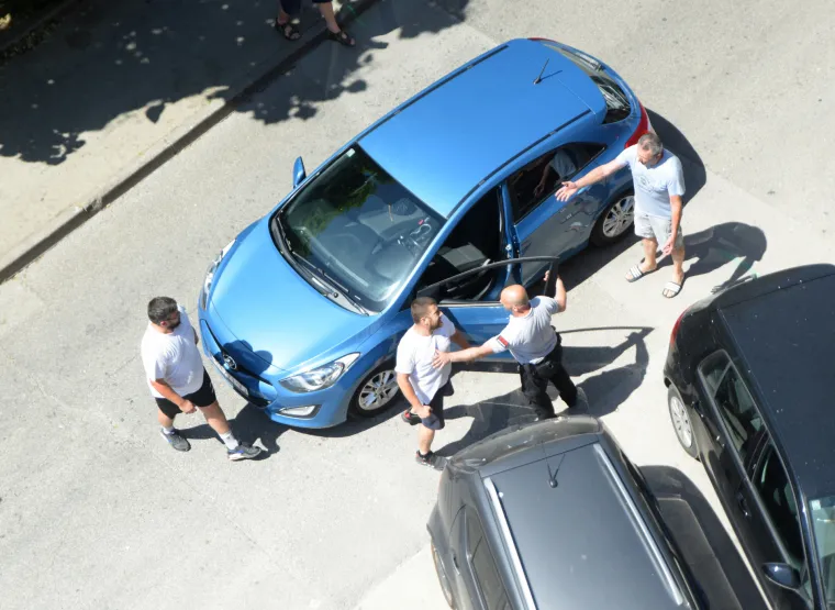 Vozači tankih živaca napravili kaos u Puli: Pogledajte tučnjavu zbog nepropisnog parkiranja