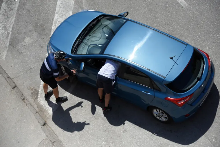 Vozači tankih živaca napravili kaos u Puli: Pogledajte tučnjavu zbog nepropisnog parkiranja