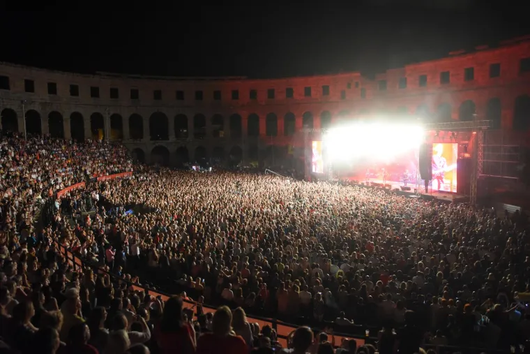 Parni Valjak održao fantastičan koncert u spomen pokojnom Akiju Rahimovskom u prepunoj pulskoj Areni