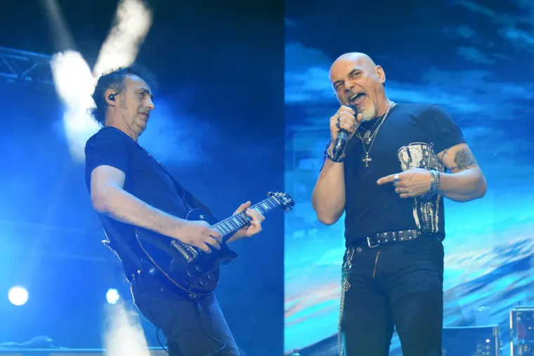 Parni Valjak održao fantastičan koncert u spomen pokojnom Akiju Rahimovskom u prepunoj pulskoj Areni