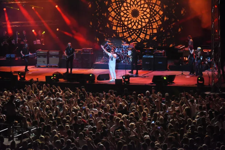 Parni Valjak održao fantastičan koncert u spomen pokojnom Akiju Rahimovskom u prepunoj pulskoj Areni