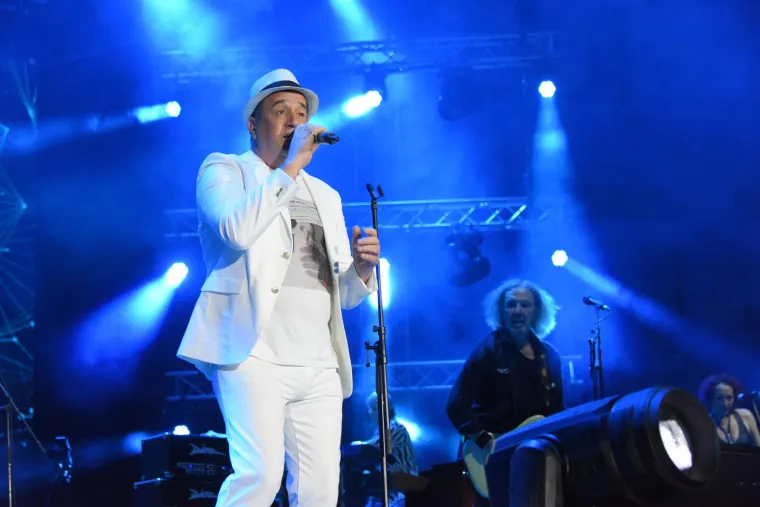Parni Valjak održao fantastičan koncert u spomen pokojnom Akiju Rahimovskom u prepunoj pulskoj Areni