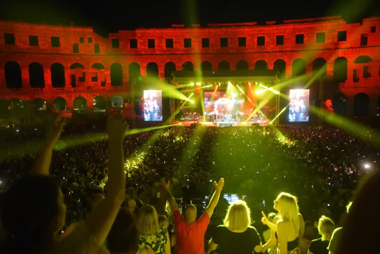 Parni Valjak održao fantastičan koncert u spomen pokojnom Akiju Rahimovskom u prepunoj pulskoj Areni
