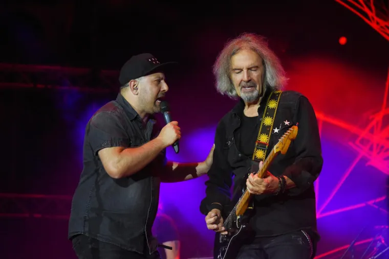 Parni Valjak održao fantastičan koncert u spomen pokojnom Akiju Rahimovskom u prepunoj pulskoj Areni