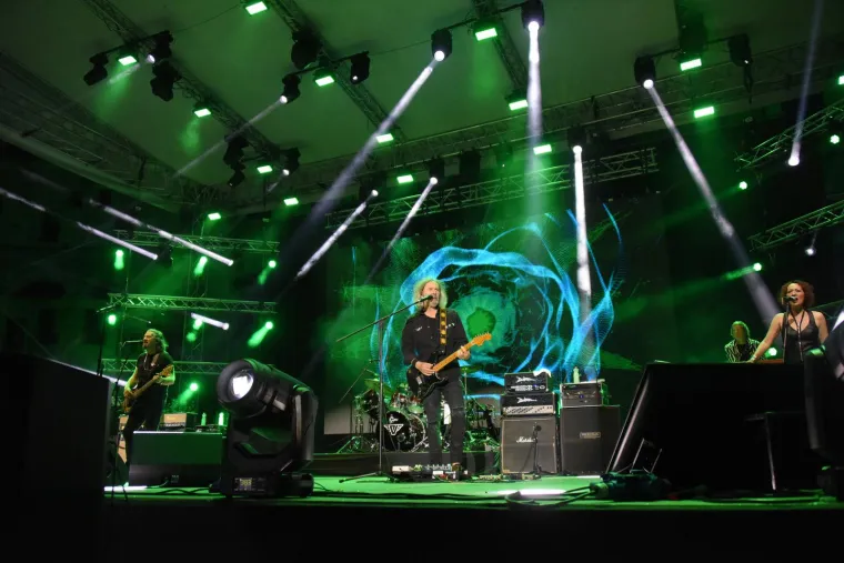 Parni Valjak održao fantastičan koncert u spomen pokojnom Akiju Rahimovskom u prepunoj pulskoj Areni