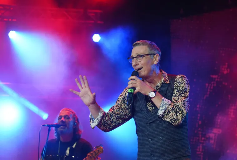 Parni Valjak održao fantastičan koncert u spomen pokojnom Akiju Rahimovskom u prepunoj pulskoj Areni