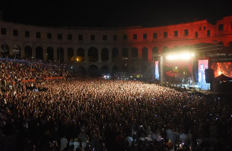 Parni Valjak održao fantastičan koncert u spomen pokojnom Akiju Rahimovskom u prepunoj pulskoj Areni