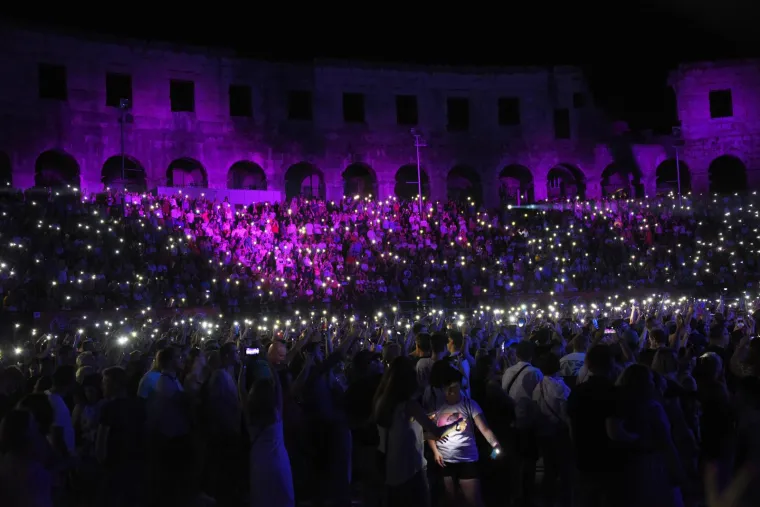 Parni Valjak održao fantastičan koncert u spomen pokojnom Akiju Rahimovskom u prepunoj pulskoj Areni
