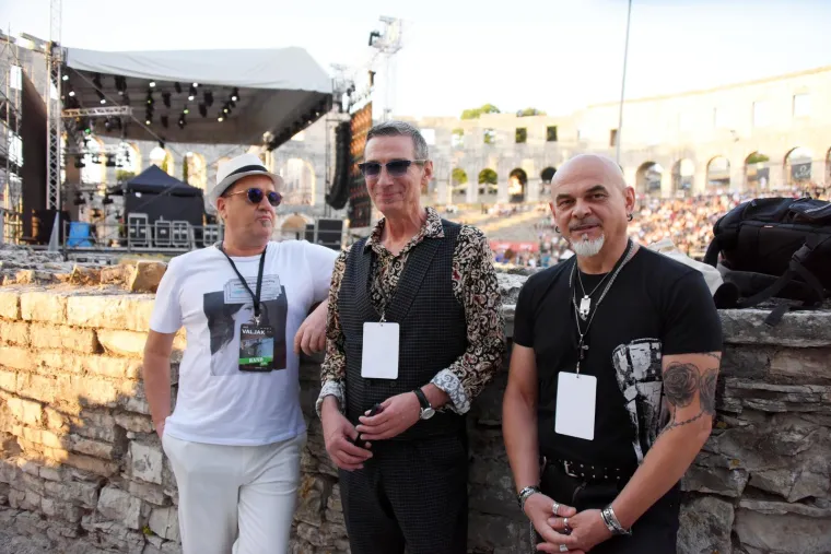 Parni Valjak održao fantastičan koncert u spomen pokojnom Akiju Rahimovskom u prepunoj pulskoj Areni