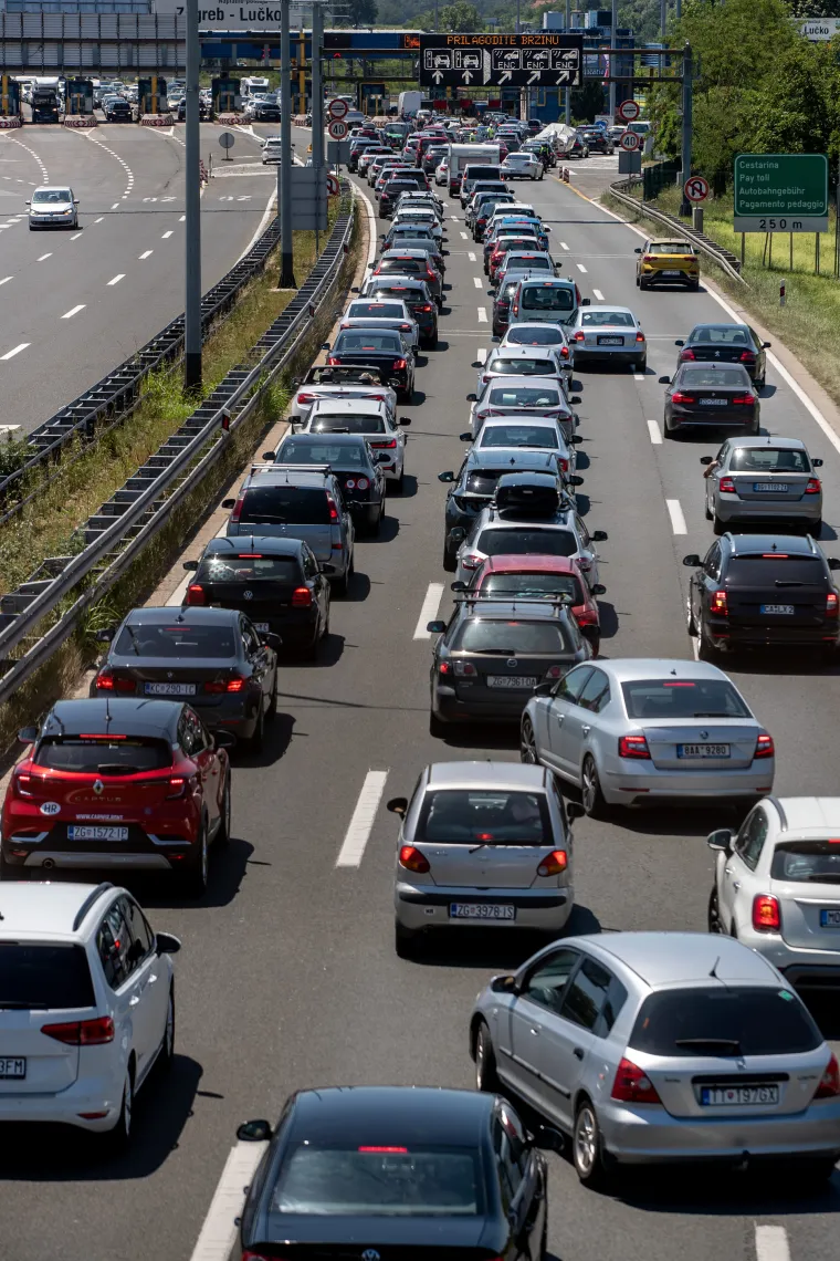 Desant na Jadran: I bez termometra po slikama s Lučkog znamo da je ljeto počelo