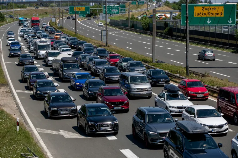Desant na Jadran: I bez termometra po slikama s Lučkog znamo da je ljeto počelo