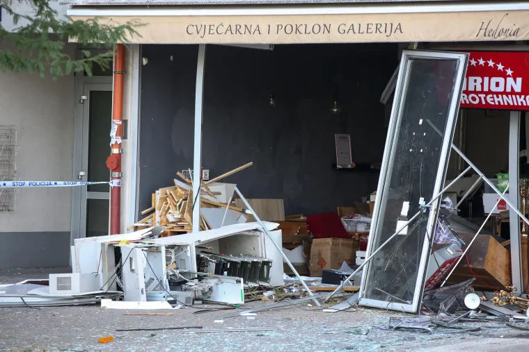 Raznesen bankomat u Sesvetama.