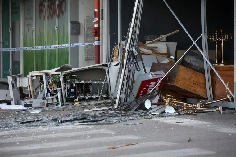 Raznesen bankomat u Sesvetama.