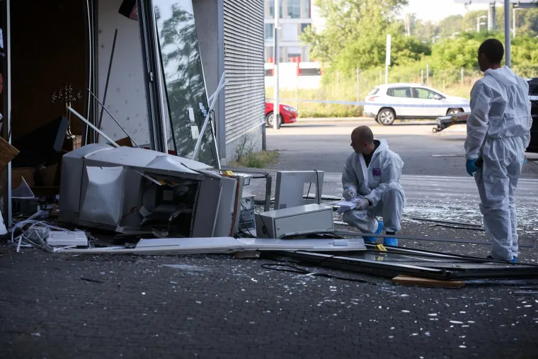 Raznesen bankomat u Sesvetama.