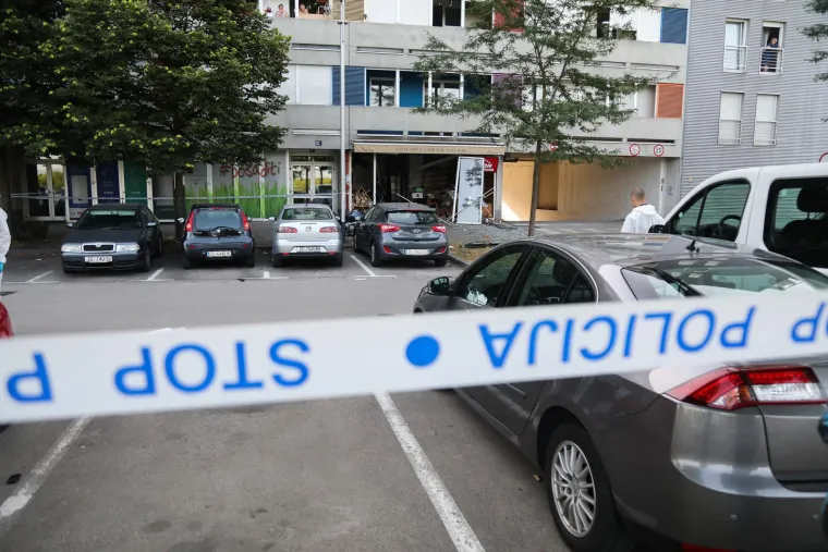 Raznesen bankomat u Sesvetama.