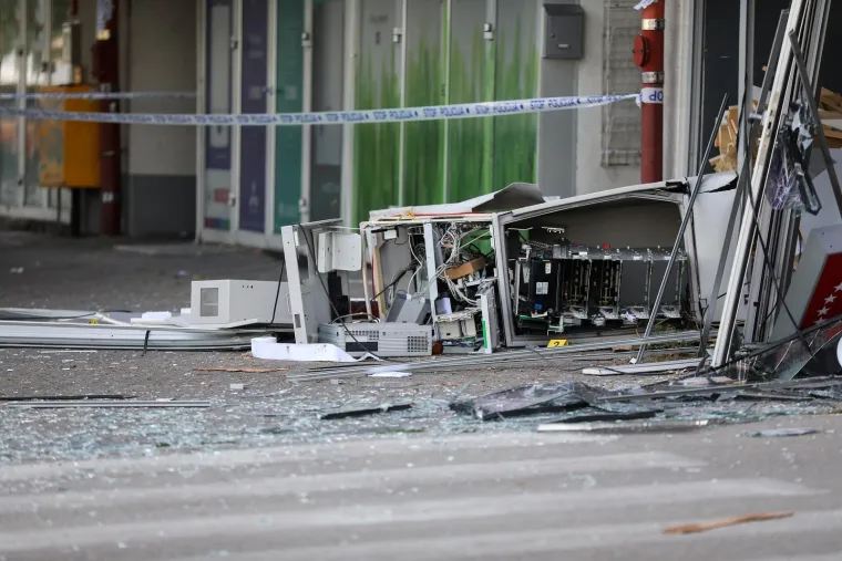 Raznesen bankomat u Sesvetama.