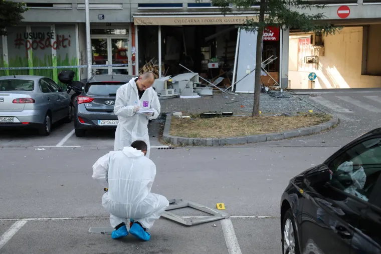 Raznesen bankomat u Sesvetama.