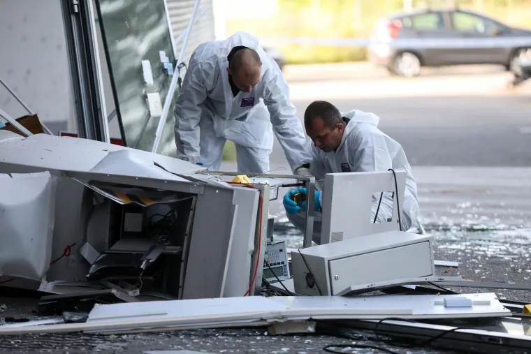 Raznesen bankomat u Sesvetama.