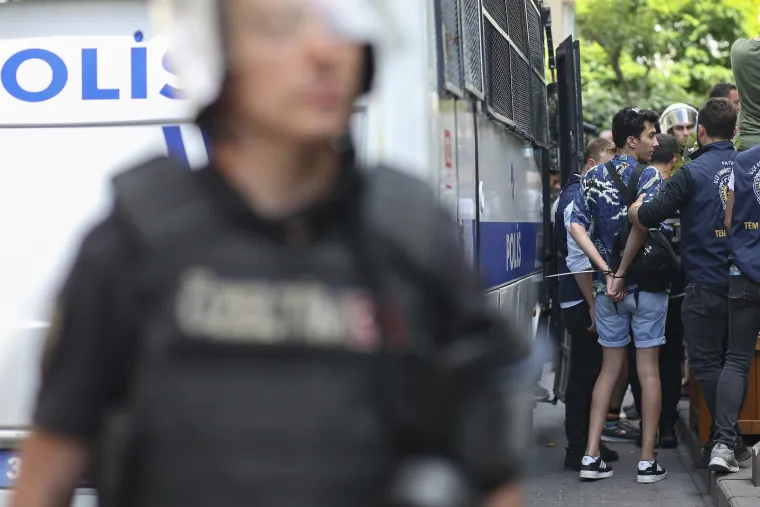 Turska policija blokirala održavanje Povorke ponosa. Pogledajte prizore s ulica Istanbula