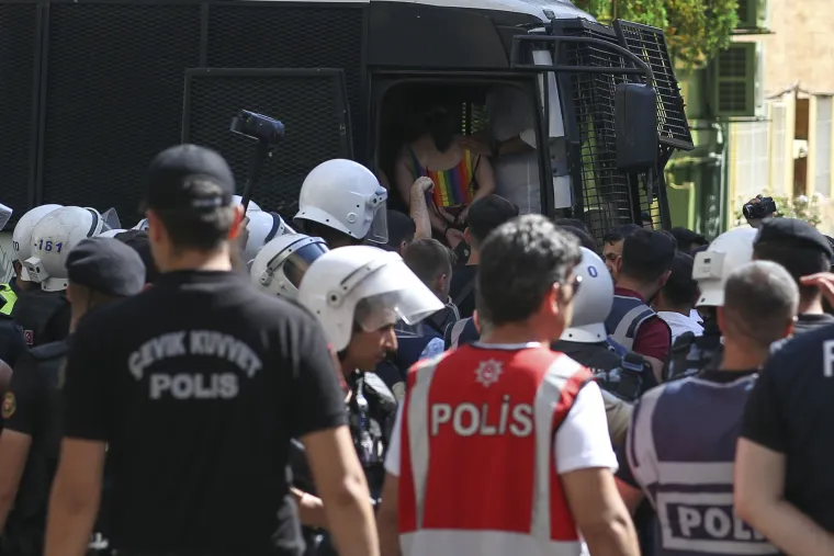 Turska policija blokirala održavanje Povorke ponosa. Pogledajte prizore s ulica Istanbula