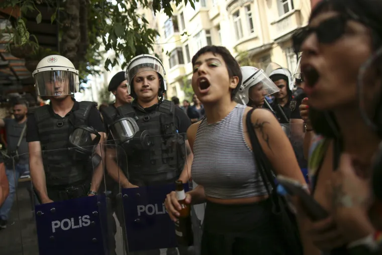 Turska policija blokirala održavanje Povorke ponosa. Pogledajte prizore s ulica Istanbula