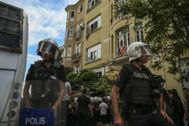 Turska policija blokirala održavanje Povorke ponosa. Pogledajte prizore s ulica Istanbula