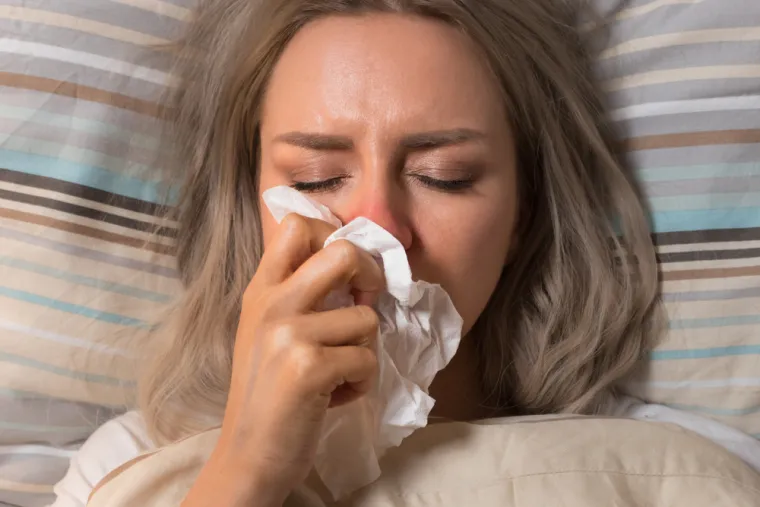 4. Kihanje, curenje nosa ili simptomi oko očiju također se mogu pojaviti zbog male količine hrane koja izaziva ulazak u nos ili oči