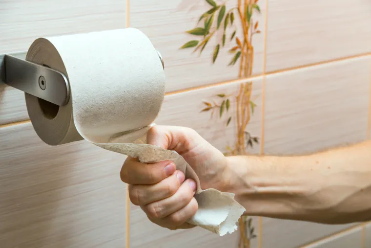 Nakon nužde ljudi bi posezali za istom spužvicom pričvršćenom za dugi štap koji su zvali &quot;tersorium&quot;. Svi koji su bili u javnom toaletu su stražnjicu brisali istom spužvom koji su nakon korištenja vratili u posudu sa slanom vodom ili octom. Međunožje su na kraju osvježili ružinom vodicom. 