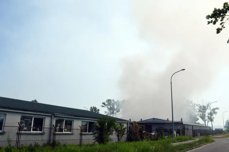 Vatrogasci s maskama i dalje gase požar otpada kod Siska. Građanima izdano upozorenje