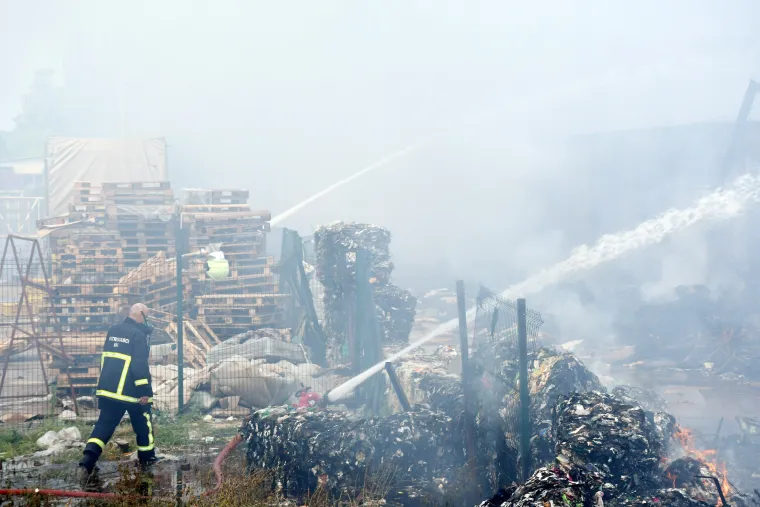 Vatrogasci s maskama i dalje gase požar otpada kod Siska. Građanima izdano upozorenje