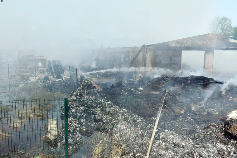 Vatrogasci s maskama i dalje gase požar otpada kod Siska. Građanima izdano upozorenje