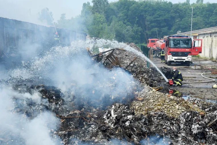 Vatrogasci s maskama i dalje gase požar otpada kod Siska. Građanima izdano upozorenje