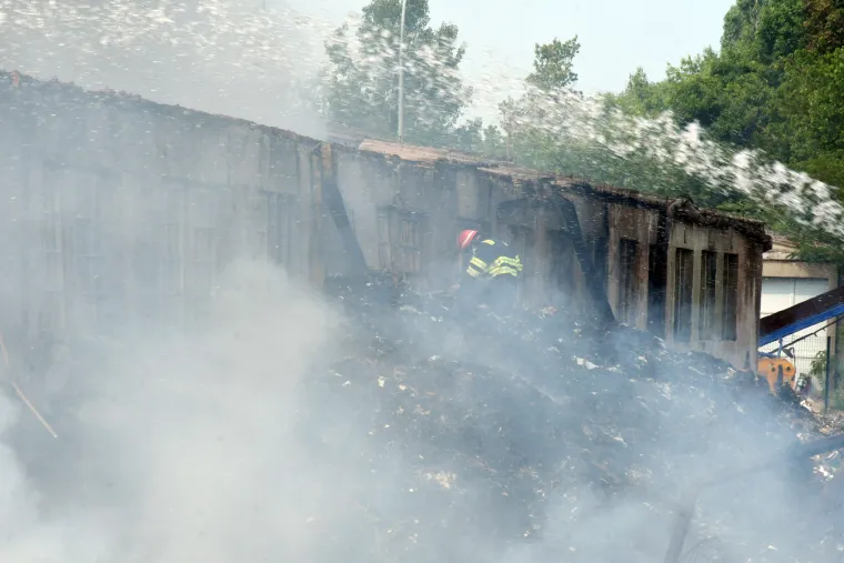 Vatrogasci s maskama i dalje gase požar otpada kod Siska. Građanima izdano upozorenje