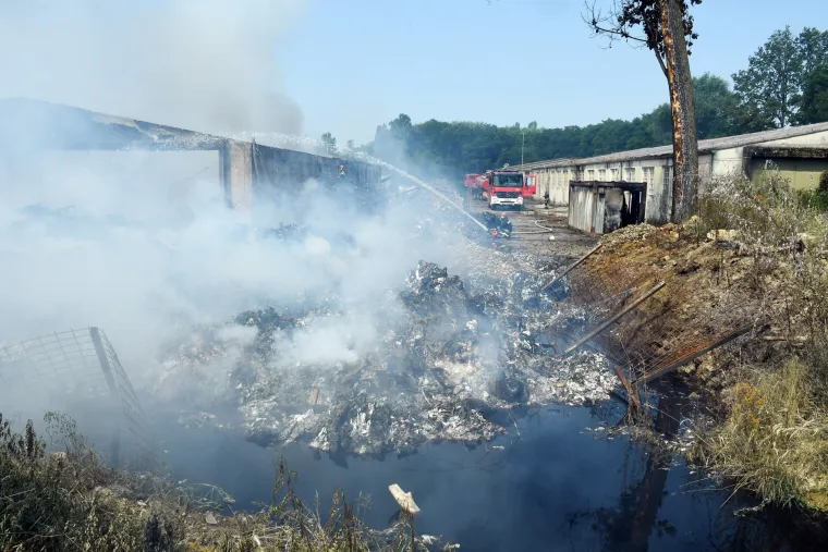 Vatrogasci s maskama i dalje gase požar otpada kod Siska. Građanima izdano upozorenje