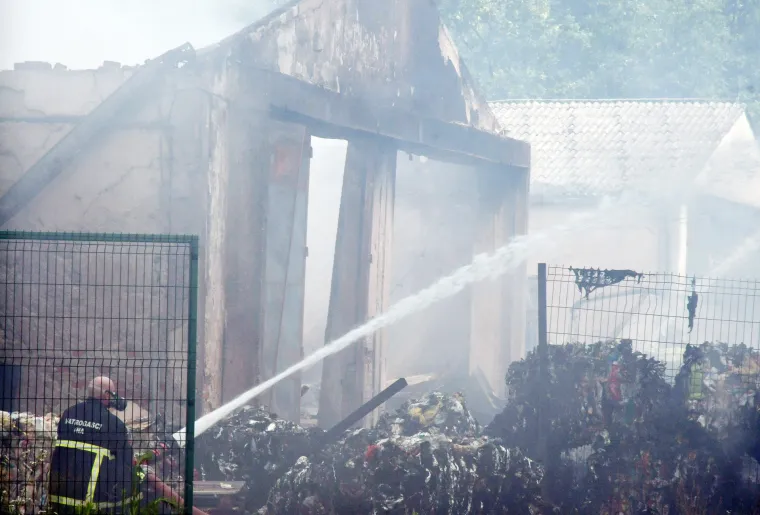 Vatrogasci s maskama i dalje gase požar otpada kod Siska. Građanima izdano upozorenje