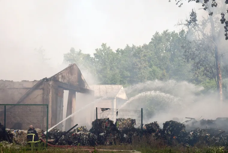 Vatrogasci s maskama i dalje gase požar otpada kod Siska. Građanima izdano upozorenje