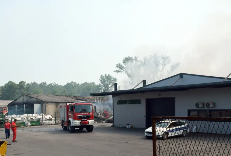 Vatrogasci s maskama i dalje gase požar otpada kod Siska. Građanima izdano upozorenje
