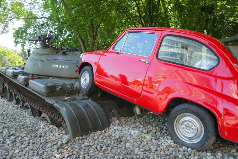 U mahnitom divljanju kroz grad, gurajući se i jureći među kolonama automobila na cestama i civilima, tenkovi i transporteri pregazili su četiri automobila i pucali prema ljudima u gradu. Iz vojarne su pucali po koloni osobnih vozila i ranili 16 civila, pucali su po gradskom autobusu i bolnici. Još sedam civila je ranjeno, a tri automobila smljevena pod gusjenicama tenka pred semaforima, kućama i na križanjima. U daljnjoj pucnjavi iz vojarne ranjeno je još 17 ljudi, a Osječani zatečeni na cesti, gađaju tenkove kamenjem, bocama, granama.