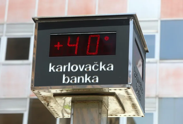 Karlovac - Temperatura zraka na satu Karlovačke banke u Mačekovoj ulici bila je 40 stupnjeva Celzijusa. 